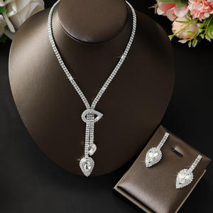 Elegante Conjunto de Collar y Pendientes de Pedrería Inspirado en el Estilo Europeo Americano para Novias, Vestidos de Boda, Pulseras Versátiles de Aleación de Zinc Plateado - Product Image 2