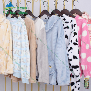 Vêtements de nuit en flanelle d'occasion provenant de friperies, combinés à des vêtements usagés en vente et un <span class=keywords><strong>lot</strong></span> de déstockage en emballage mixte pour la revente - Product Image 1