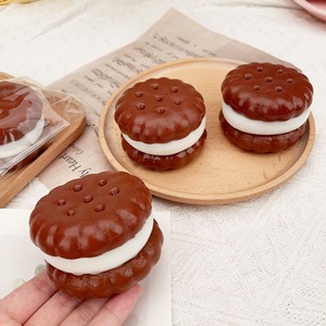 Juguetes Blandos Certificados de TPR y EVA con Forma de Galleta, Juguetes de Comida para Aliviar el Estrés y la Ansiedad, Regalos Antiestrés de Espuma para Apretar - Product Image 1