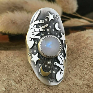 Anello alla Moda con Pietra Lunare, Design Celestiale Minimalista ed Elegante, Gioiello Unisex per Uso Quotidiano, Anello Statement - Product Image 1