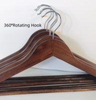 Fabricant de vêtements en bois massif noyer avec logo personnalisé en gros cintres pour costume culotte cintres en bois pour placard