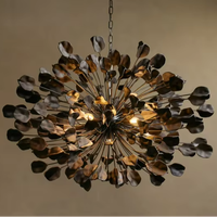 Lustre en verre de Murano avec feuilles en céramique blanches disposées, structure en fer, éclairage LED, finition chrome/or, garantie de 3 ans