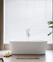 Baignoire autoportante contemporaine en acrylique à surface brillante, à parois cannelées, pour un confort de bain profond, idéale pour salle de bain de villa, avec drain inclus