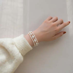 สร้อยข้อมือทอง 14K คุณภาพสูง ประดับมุกบาร็อคทรงข้าวธรรมชาติ เงางาม ดีไซน์หรูหราสำหรับผู้หญิง - Product Image 5