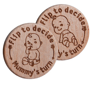 Moneta commemorativa <span class=keywords><strong>in</strong></span> <span class=keywords><strong>legno</strong></span> naturale per le nuove genitori, accessorio divertente per le decisioni quotidiane: allattamento, cambio pannolino, calmare i momenti di tensione. - Product Image 5