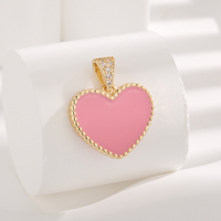 Pendentif Cœur Rose Émaillé Minimaliste et Délicat en Laiton Plaqué Or 14 carats, Bijou Charmant pour Femme, Idéal comme Cadeau