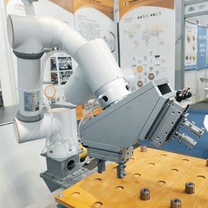 Cobot 6 axes HWINT pour une production efficace et conviviale, idéal pour le soudage, le polissage, la préhension et le placement de composants. - Product Image 1