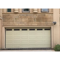 Porte de garage sectionnelle horizontale moderne, motorisée, à panneaux isolés, couleur personnalisée, pour villa contemporaine.