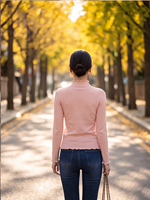 Pull-over élégant en maille à col montant couleur pêche pour femme, à manches longues, avec volants et détail nœud, idéal pour l'hiver, le bureau ou les rendez-vous.