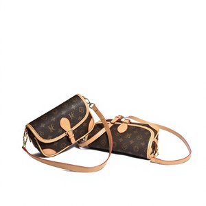 Bolso de Hombro Cuadrado Vintage con Monograma y Correa Ancha de PU, Bolso Bandolera para Mujer, Portátil, con Forro de Poliéster - Product Image 4