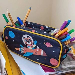 Trousse à crayons Djeco pour enfants, sac de rangement portable en toile moyenne avec fermeture éclair, multicolore, pour garçons et filles - Product Image 1