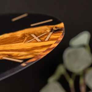 Reloj de Pared de Resina Único con Detalles en Madera, Decorativo, Funcional y Duradero, Perfecto para Sala de Estar o Dormitorio - Product Image 3