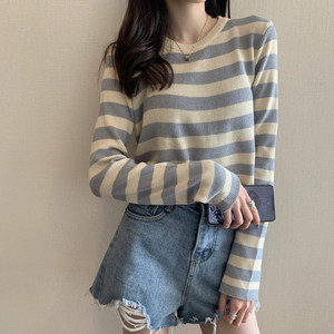 Suéter Feminino de Tricô Fino com Gola Redonda e Manga Longa, Estilo Curto Listrado, Último Lançamento para Outono - Atacado - Product Image 3