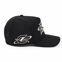 Casquette de golf personnalisée à 5 panneaux, broderie 3D en relief, visière incurvée, perforations découpées au laser, séchage rapide, maille imperméable, style trucker