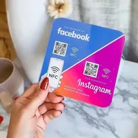 Plaque d'affichage en acrylique pour carte de membre avec RFID NFC Tap & Scan Code QR 13,56 MHz pour les réseaux sociaux Google Review