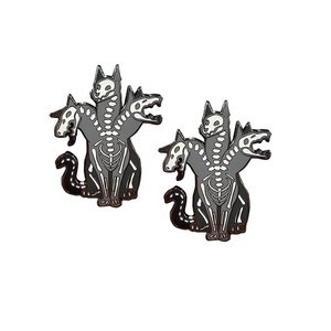 تصميم دبوس معدني مطلي بالمينا لشخصية الوحش ذو العين الواحدة وحرساته من الأنمي - Product Image 6