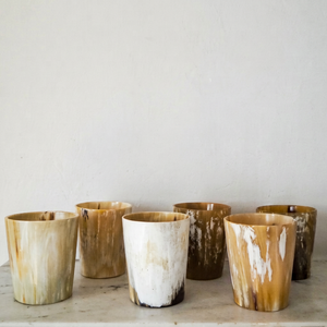 Ensemble de verres à cocktail en corne de luxe minimaliste, 2 verres écologiques compatibles lave-vaisselle, capacité de 500 à 1000 ml pour les boissons - Product Image 1