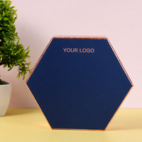 Boîte polygonale de logo estampé en or écologique personnalisé haut de gamme avec couvercle transparent laminage mat et finition UV