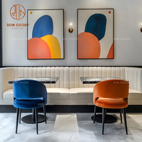 Ensemble de mobilier de café, de restaurant et de salon de thé, canapé en cuir beige avec tables carrées en marbre et chaises de restaurant en velours