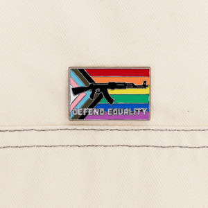 Pin Metálico con Rayas de Arcoíris de Defensa de la Igualdad, Insignia con Eslogan de Justicia Social con Letras Gruesas para Mochila, Accesorio para Protestas del Orgullo - Product Image 3
