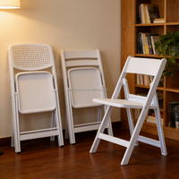 Chaise pliante moderne en plastique avec design ergonomique incurvé, siège pliable robuste en PP pour salle de banquet, mariage, restauration