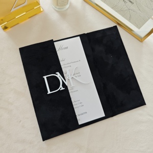 Inviti di Nozze di Lusso in Acrilico con Copertina Rigida in Camoscio Verde Scuro e Lettere Dorate a Specchio, Monogramma Nuziale - Product Image 2