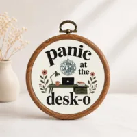 Panic at the Desk O Faux Embroidery Hoop Décoration de bureau amusante