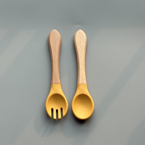 Juego de tenedor y cuchara de silicona de grado alimenticio para bebé, sin BPA, con mango de madera, cubiertos para niños pequeños, utensilios de mesa para niños - Product Image 4