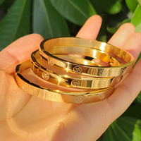 Bracelet minimaliste en acier inoxydable avec symboles bouddhistes, hindous et de yoga Om pour femmes et jeunes filles – Cadeau idéal pour mariage et anniversaire – Bijoux porte-bonheur en gros