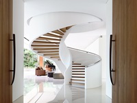 Escalier en colimaçon moderne en acier inoxydable et bois massif avec garde-corps en verre, écologique et durable, fabricant d'escaliers intérieurs