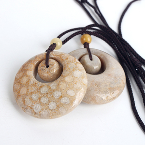 Nouveau Pendentif Donut en Cristal de Jade Corail Naturel Sculpté, Design Artisanat, Motif Mère-Enfant, pour la Fabrication de Bijoux - Product Image 2