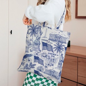 Sac <span class=keywords><strong>de</strong></span> la Fête <span class=keywords><strong>de</strong></span> l'Indépendance en <span class=keywords><strong>toile</strong></span> bleue et blanche avec imprimé d'enseignes et drapeaux américains, sac fourre-tout patriotique pour le 250e anniversaire des États-Unis - Product Image 2