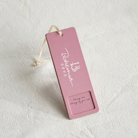 Étiquettes de vêtements en papier laminé imprimées en feuille d'argent écologiques, design personnalisé rose, couleurs personnalisées, formes personnalisables