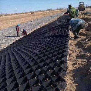แผ่นตาข่ายพลาสติก HDPE สำหรับปูพื้นถนนกรวด ป้องกันการลาดตัวของพื้นดิน ลานจอดรถ ทางรถวิ่ง กำแพงกันดิน ป้องกันการกัดเซาะของดิน และปูพื้น - Product Image 4