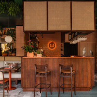 Comptoir de caisse moderne et élégant, comptoir d'accueil pour restaurant, café, hôtel, design intérieur en bois, métal, fer, solution de projet tout-en-un