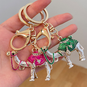 Novo Chaveiro e Pingente de Bolsa Personalizado em Formato de Camelo da Rota da Seda com Esmalte Colorido e Diamantes - Product Image 4