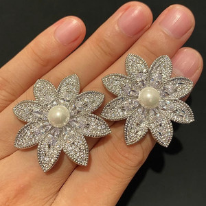 Eleganti Orecchini a Perno con Perle Finte e Motivi Floreali, Gioielli di Lusso da Donna, Zirconi Scintillanti, per Uso Quotidiano e Regalo - Product Image 4