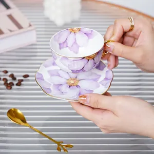 Luxus goldgriff lila blume porzellan kleine latte tasse nachmittagstee tassen und untertassen set keramik kaffeetasse mit goldenem löffel