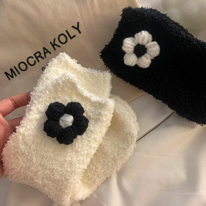 Calcetines peludos para mujer con diseño de flores, calcetines cálidos de algodón hasta media pantorrilla para otoño e invierno, para dormir en el suelo - Product Image 2