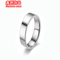 Une bague en acier titane tendance et très vendue, qui ne ternit pas, polie à l'électrolyse, avec un gravure plate