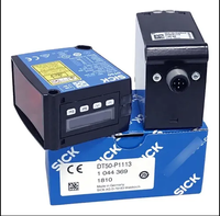 Capteur de distance laser industriel avec portée de mesure de 10 m, protection IP65 et sortie 4-20 mA pour systèmes PLC