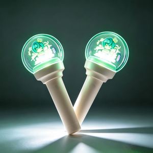 Télécommande Bluetooth 2.4G, lumière LED rotative à 360°, logo personnalisé, bâton de cheering pour événements d'idoles, en plastique - Product Image 1