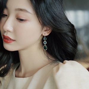 أقراط أذن نسائية مطلية بالذهب عيار 18, أقراط أذن نسائية دائرية مرصعة بأحجار الزركونيا المكعبة ، أقراط أنيقة أنيقة متدلية على شكل دمعة من أحجار الزمرد - Product Image 3