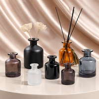 Bouteille diffuseur en verre élégante de couleur blanche de 50 ml, 100 ml, 150 ml, 250 ml avec bâtonnets en céramique pour l'aromathérapie
