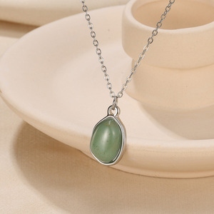 Pas encore d'<span class=keywords><strong>avis</strong></span> Chaîne en acier inoxydable plaquée or Collier avec pendentif en pierre irrégulière améthyste verte pour femme - Product Image 2