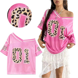 Top Deportivo Corto Sexy para Mujer, Estilo Babe, con Hombros Descubiertos, Personalizado con Estampado de Leopardo Rosa, Jersey de Fútbol Americano - Product Image 1
