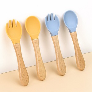 Juego de Cuchara y Tenedor de Silicona de Grado Alimenticio para Bebés, con Mango de Madera, Libre de BPA, Utensilios para la Hora de Comer de Niños Pequeños, Kit de Dos Piezas, Venta al Por Mayor - Product Image 1