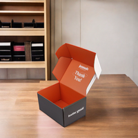 Heiß begehrte, moderne, luxuriöse, rosafarbene Faltschachtel aus Wellpappe aus recycelten Materialien mit Prägung für den Versand von Unterwäsche und Kleidung