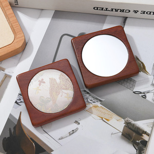 Miroir de maquillage portable mini Song brocart en bois massif, un petit miroir délicat pour les filles à emporter avec eux pour les retouches. - Product Image 2