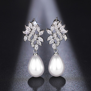 Orecchini a Goccia con Perle Simulate e Zirconi per Donne, Eleganti Gioielli di Moda con Micro Pavé - Product Image 3